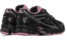 New Balance Unisex 1906R Color Black/ Pink